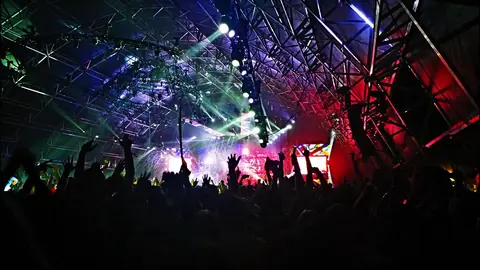 Photo: audience, band, concert