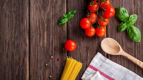 Photo: spaghetti, tomatoes, basil